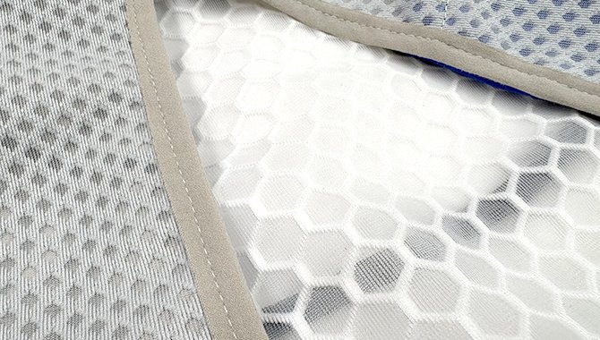 Breathable mesh fabrics are used in key areas such as the back, sides, and shoulder zones. These mesh materials are designed to improve airflow and heat dissipation while maintaining softness against the skin. The result is faster moisture evaporation, reduced heat buildup, and greater comfort during long runs or warm-weather conditions.